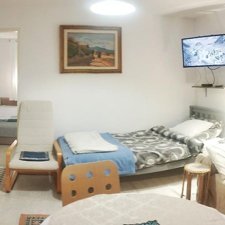 B&B Family Basement Apartment, Breakfast, Free Parking, 5Km From Tulln Chorherrn Eksteriør bilde